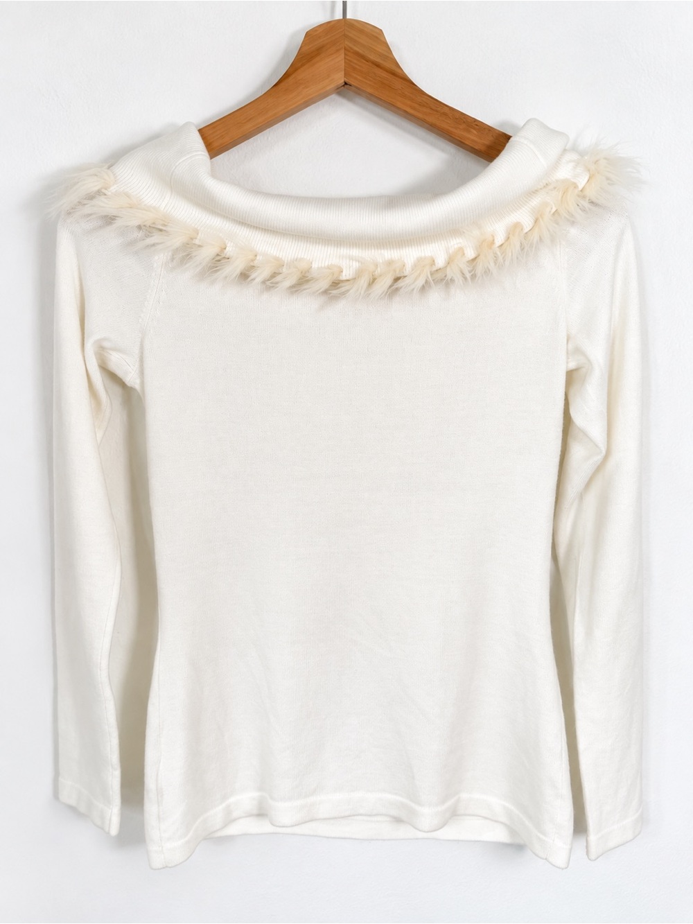Lilly Pulitzer Alira Off Shoulder Faux Fur Sweater XS Ivory Cashmere - Picture 4 of 12